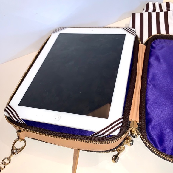 Crossbody purse with iPad case - Picture 5 of 10
